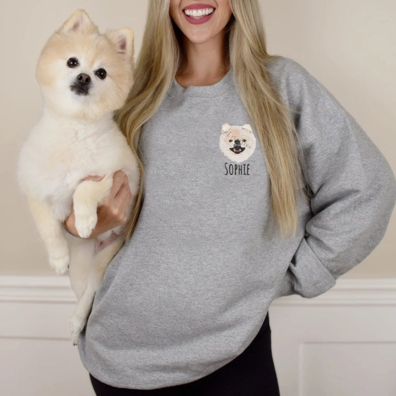 Individuell bestickter Hunde-Kapuzenpullover. Fügen Sie das Gesicht Ihres Haustiers zu einem Sweatshirt mit Namen hinzu