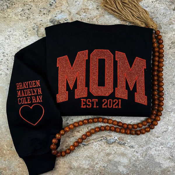 Glitzerndes Mama-Sweatshirt mit gestickter Applikation und Kindernamen auf dem Ärmel