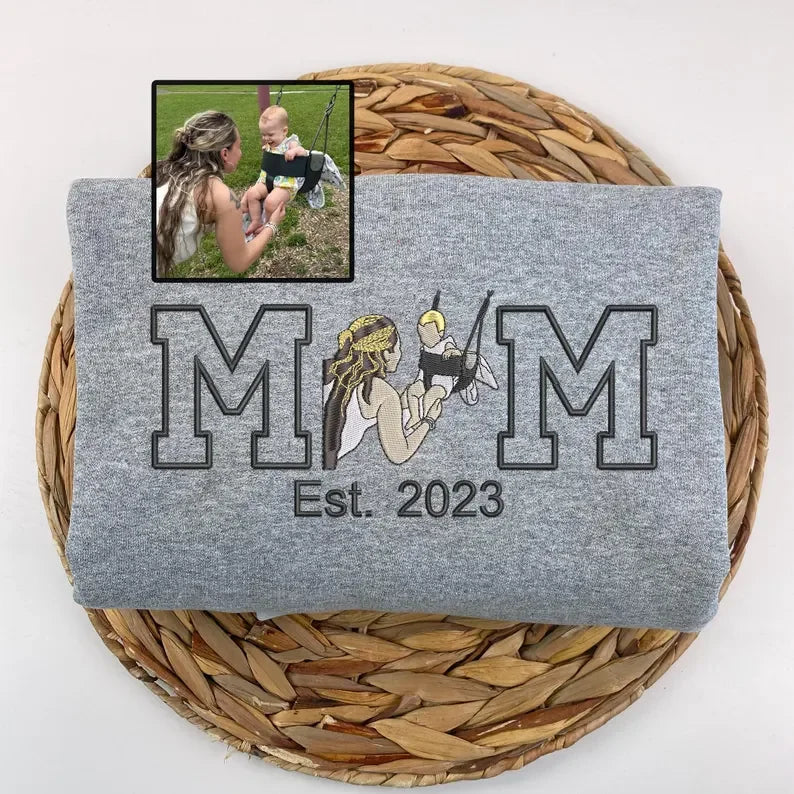 Personalisiertes Mama Sweatshirt, Foto Hoodie, Besticktes Mama- und Kinderportrait, Varsity Shirt, personalisiertes Stickshirt für Mama