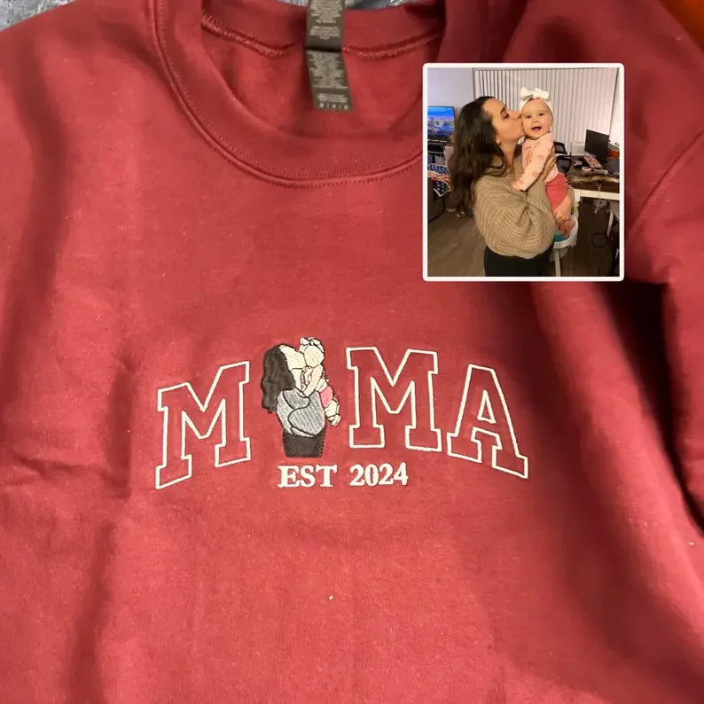 Personalisiertes Mama Sweatshirt, Foto Hoodie, Besticktes Mama- und Kinderportrait, Varsity Shirt, personalisiertes Stickshirt für Mama