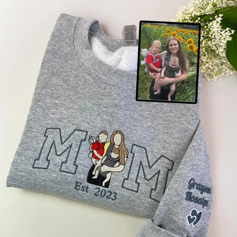 Personalisiertes Mama Sweatshirt, Foto Hoodie, Besticktes Mama- und Kinderportrait, Varsity Shirt, personalisiertes Stickshirt für Mama