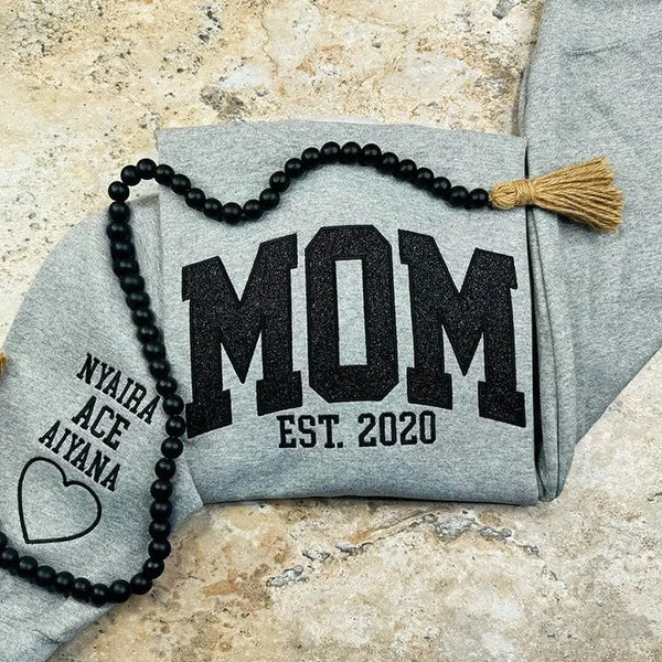 Glitzerndes Mama-Sweatshirt mit gestickter Applikation und Kindernamen auf dem Ärmel