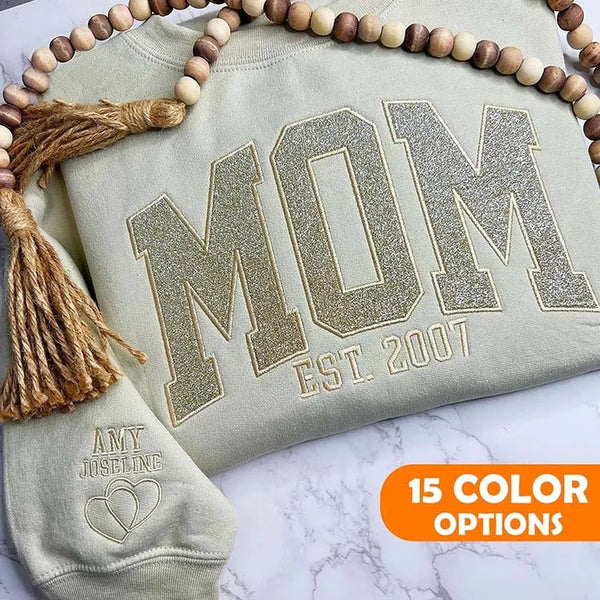 Glitzerndes Mama-Sweatshirt mit gestickter Applikation und Kindernamen auf dem Ärmel