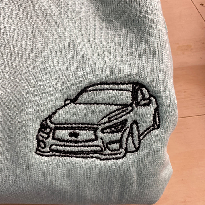Individuelle Stickerei mit Autoporträt auf T-Shirt, passender Kapuzenpullover mit individuellem Autoporträt