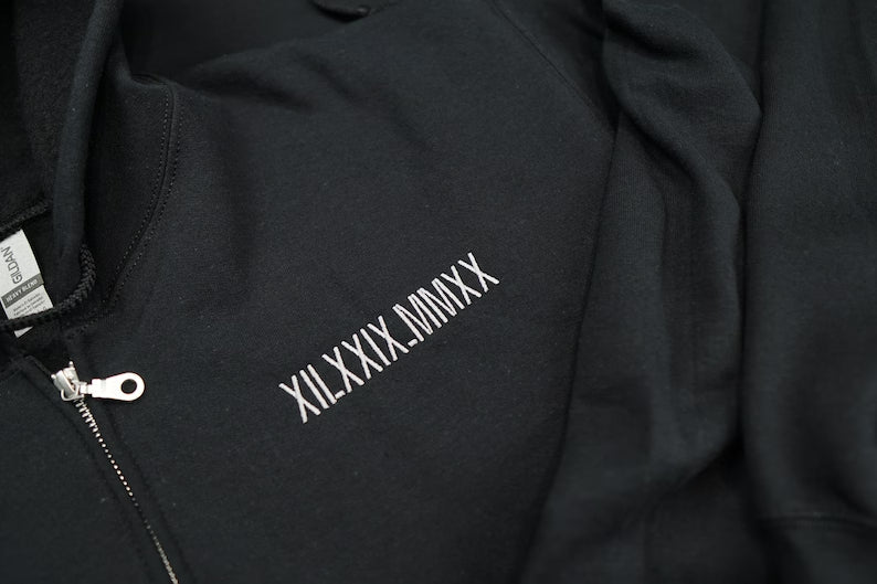 Römische Ziffern-Jubiläums-Kapuzenpullover mit Stickerei und Reißverschluss | Bestickter Kapuzenpullover | Jubiläums-Datums-Hoodie