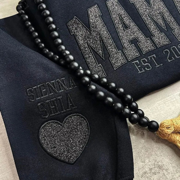 Glitzerndes Mama-Sweatshirt mit gestickter Applikation und Kindernamen auf dem Ärmel
