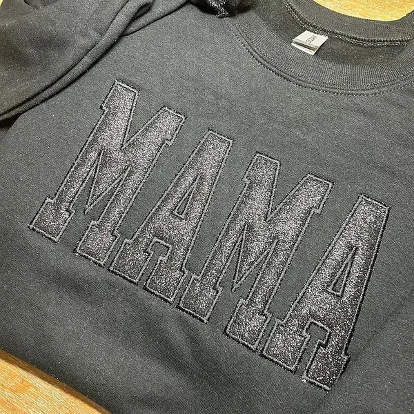 Glitzerndes Mama-Sweatshirt mit gestickter Applikation und Kindernamen auf dem Ärmel