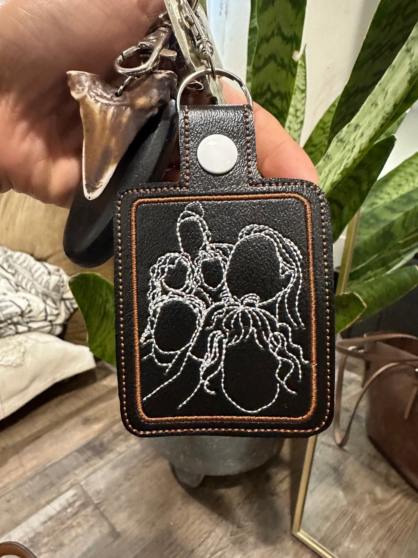 Schlüsselanhänger Mit Individueller Linienstickerei – Personalisiertes Porträt, Einzigartiges Besticktes Geschenk, Individueller Schlüsselanhänger Für Jeden Anlass