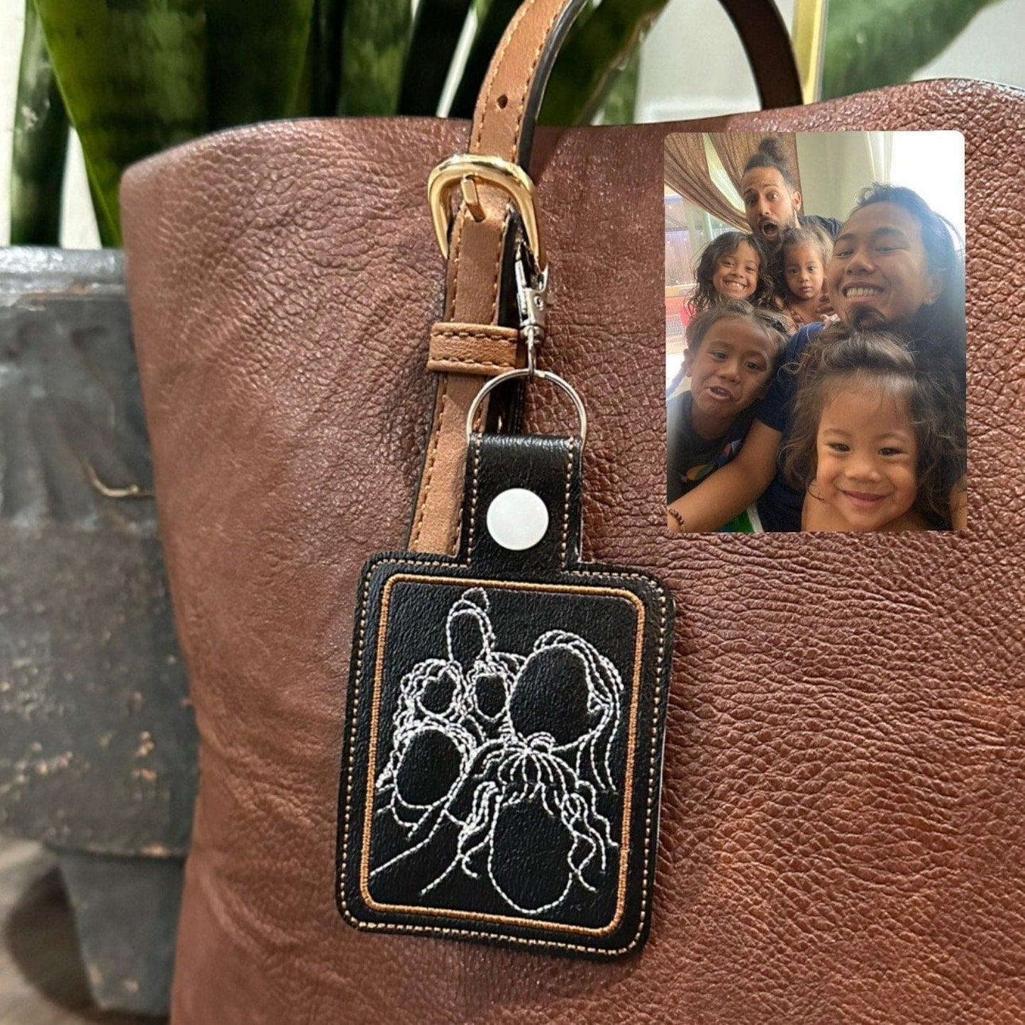 Schlüsselanhänger Mit Individueller Linienstickerei – Personalisiertes Porträt, Einzigartiges Besticktes Geschenk, Individueller Schlüsselanhänger Für Jeden Anlass