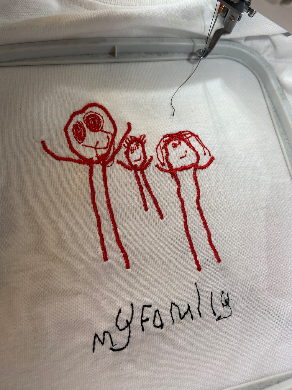 BESTICKTES T-Shirt mit individueller Fotozeichnung für Kinder als personalisiertes, einzigartiges besonderes Geschenk für Mütter, Väter, Tanten, Schwestern