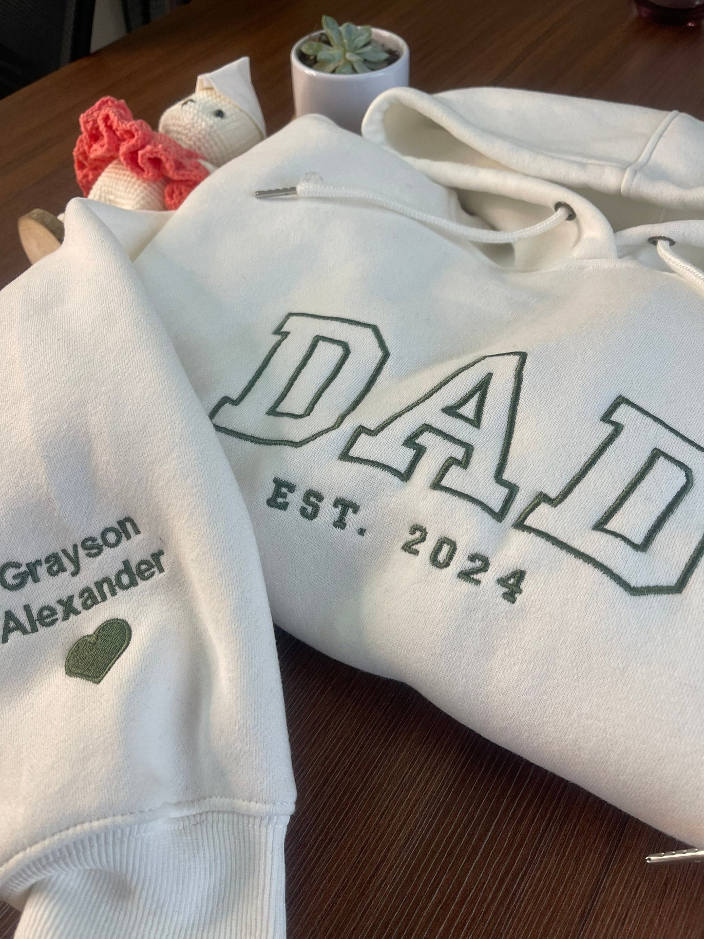 Benutzerdefiniertes besticktes Sweatshirt mit Namen auf dem Ärmel und Herz, Opa-Shirt mit Datum, Papa-Shirt mit dem besten Jahr, Geschenk für neuen Papa, Vatertagsgeschenk