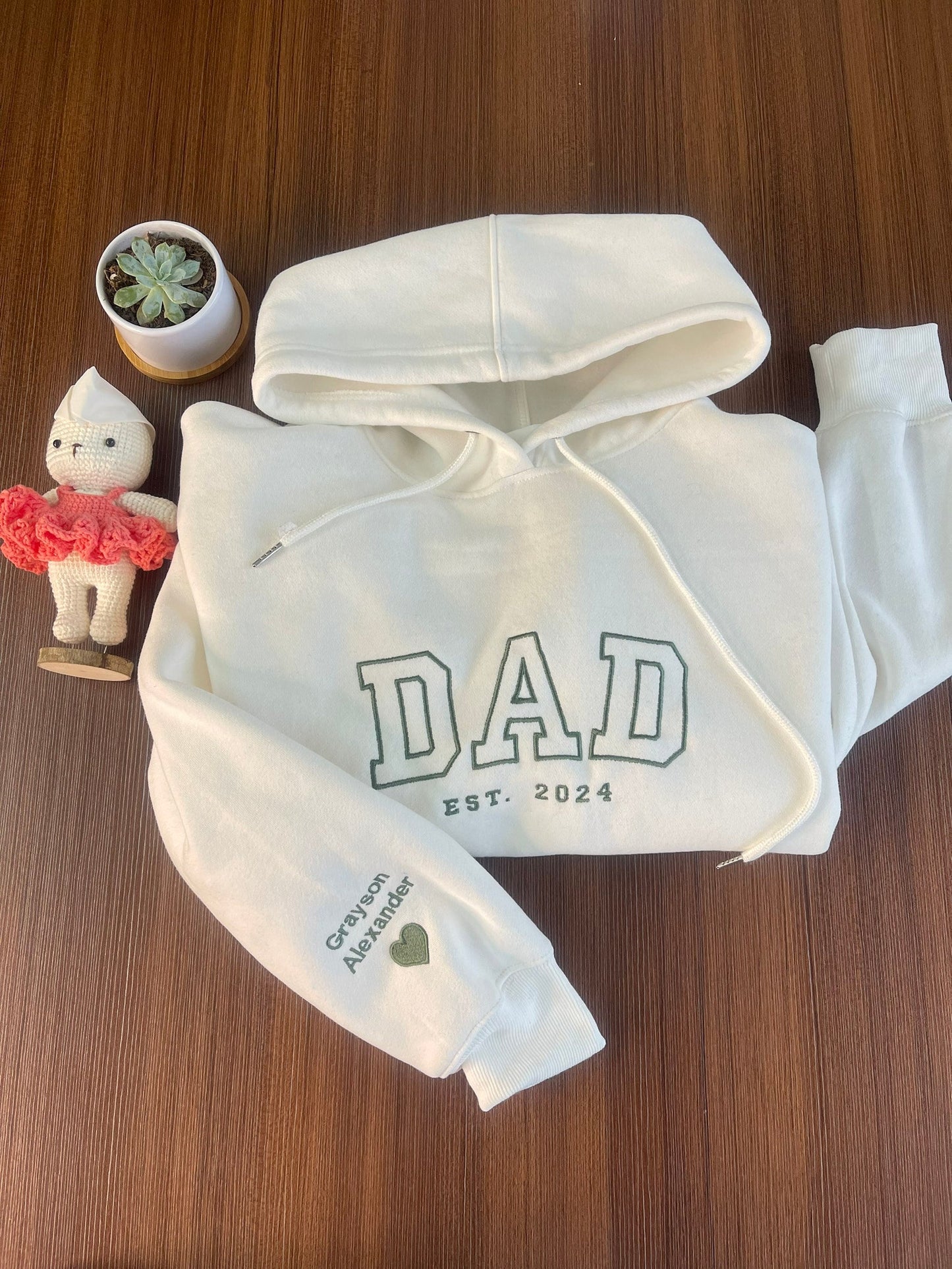 Benutzerdefiniertes besticktes Sweatshirt mit Namen auf dem Ärmel und Herz, Opa-Shirt mit Datum, Papa-Shirt mit dem besten Jahr, Geschenk für neuen Papa, Vatertagsgeschenk