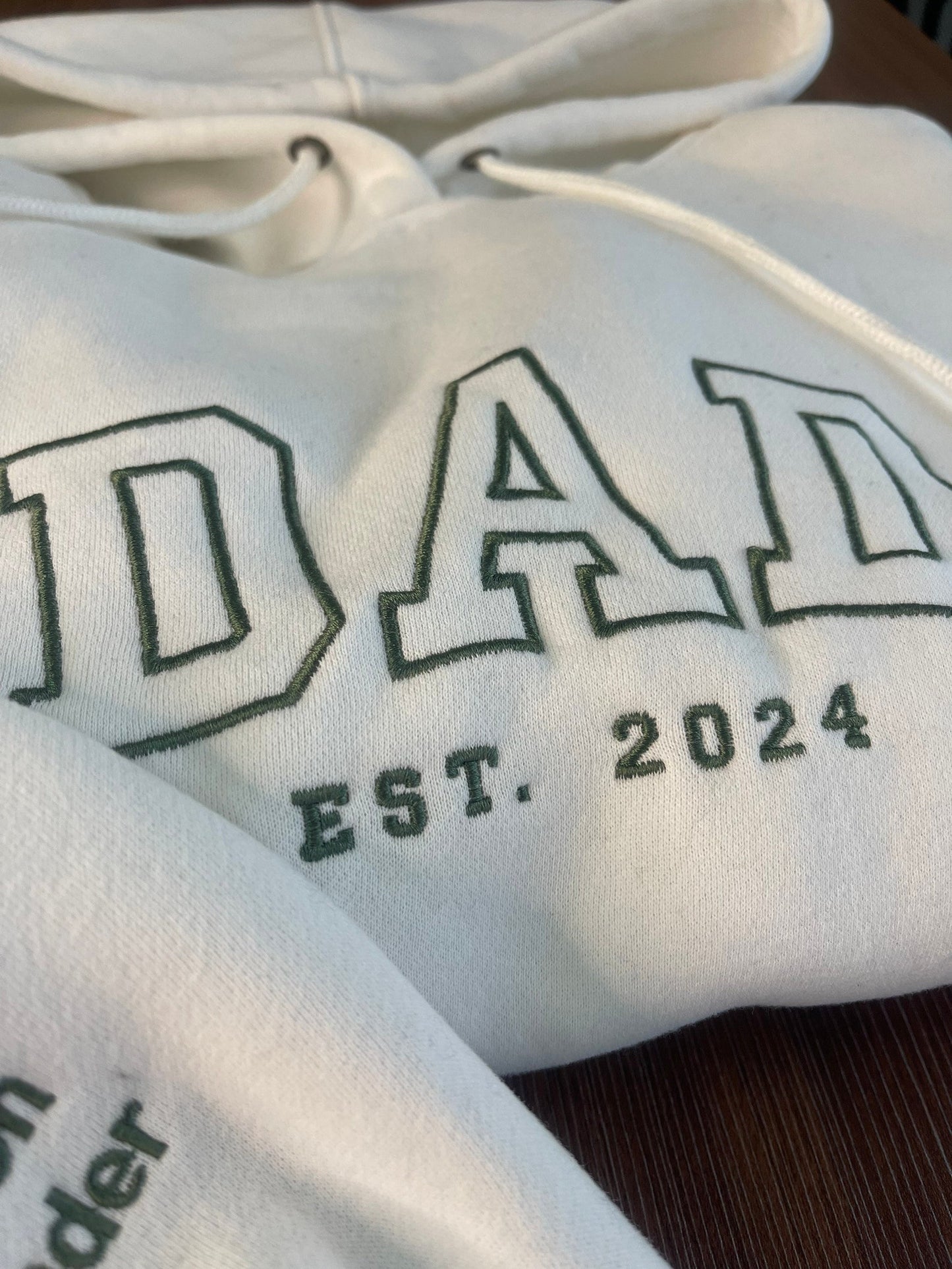 Benutzerdefiniertes besticktes Sweatshirt mit Namen auf dem Ärmel und Herz, Opa-Shirt mit Datum, Papa-Shirt mit dem besten Jahr, Geschenk für neuen Papa, Vatertagsgeschenk