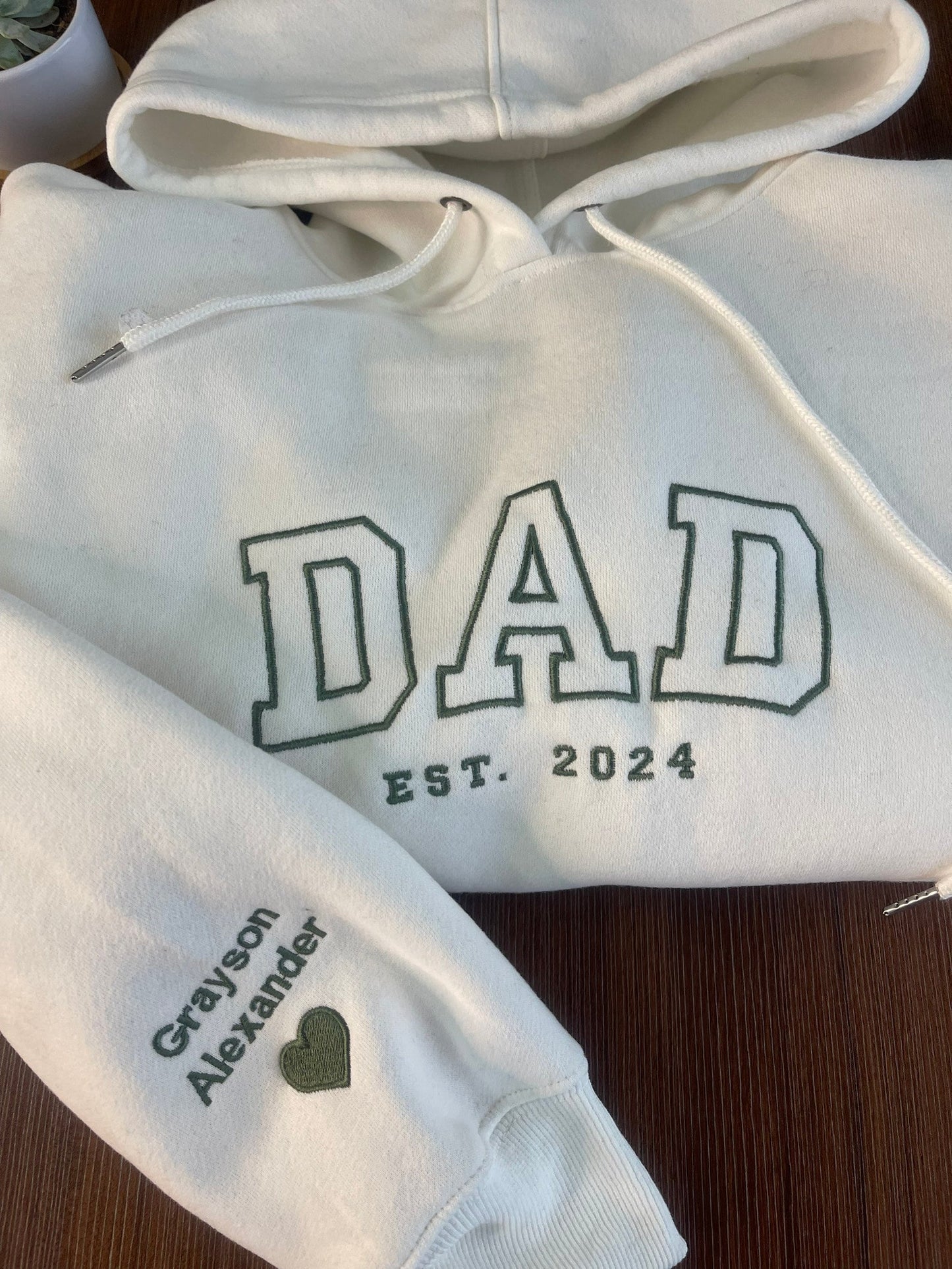 Benutzerdefiniertes besticktes Sweatshirt mit Namen auf dem Ärmel und Herz, Opa-Shirt mit Datum, Papa-Shirt mit dem besten Jahr, Geschenk für neuen Papa, Vatertagsgeschenk