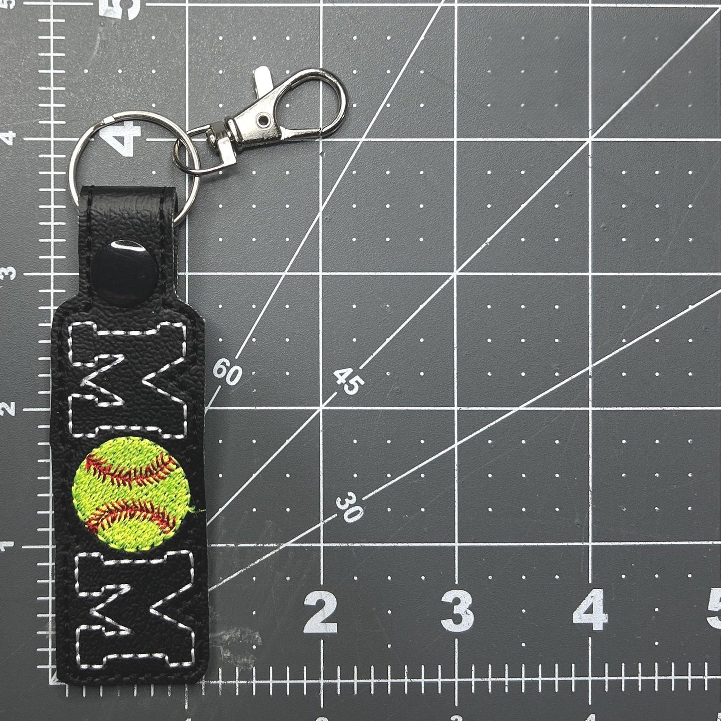 Handgemachter Softball Mom Bestickter Schlüsselanhänger - Team Spirit Bag Charm, Perfektes Geschenk für Softball Moms