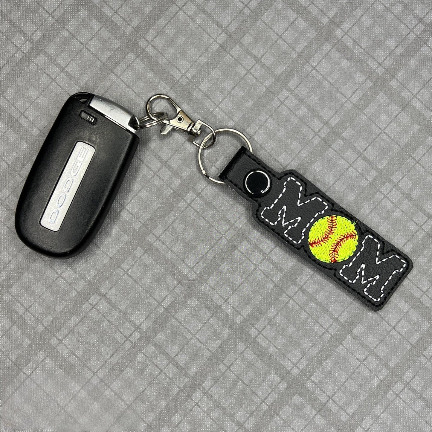 Handgemachter Softball Mom Bestickter Schlüsselanhänger - Team Spirit Bag Charm, Perfektes Geschenk für Softball Moms