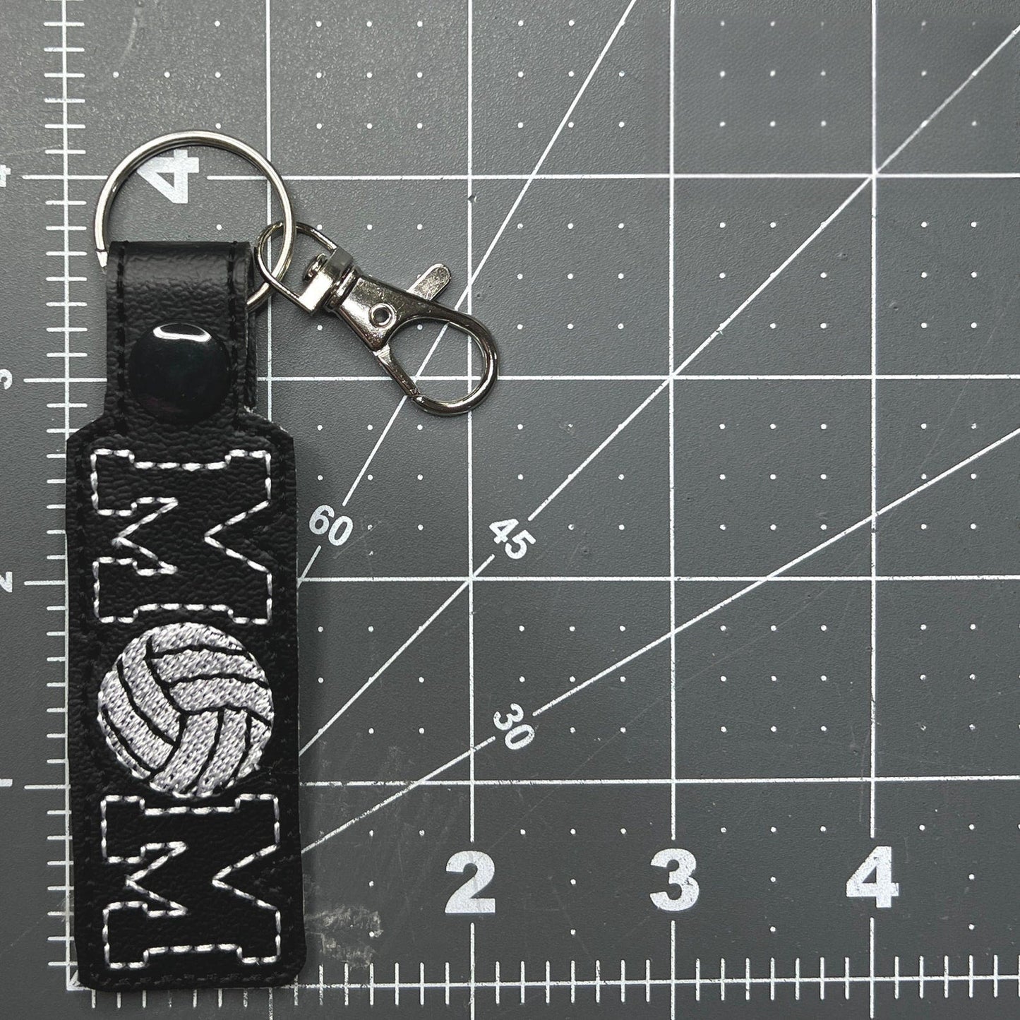 Handgemachter Volleyball-Mama-Schlüsselanhänger mit Stickerei – Team Spirit Bag Charm, Perfektes Geschenk für Volleyball-Mütter