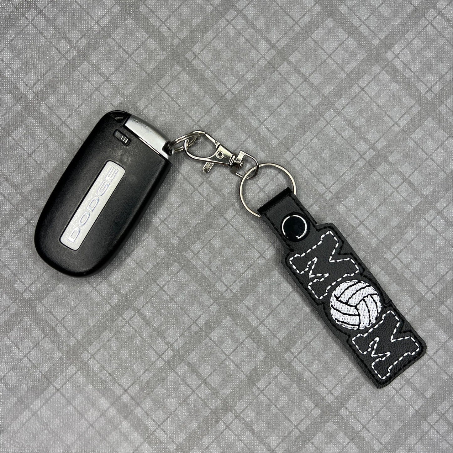 Handgemachter Volleyball-Mama-Schlüsselanhänger mit Stickerei – Team Spirit Bag Charm, Perfektes Geschenk für Volleyball-Mütter