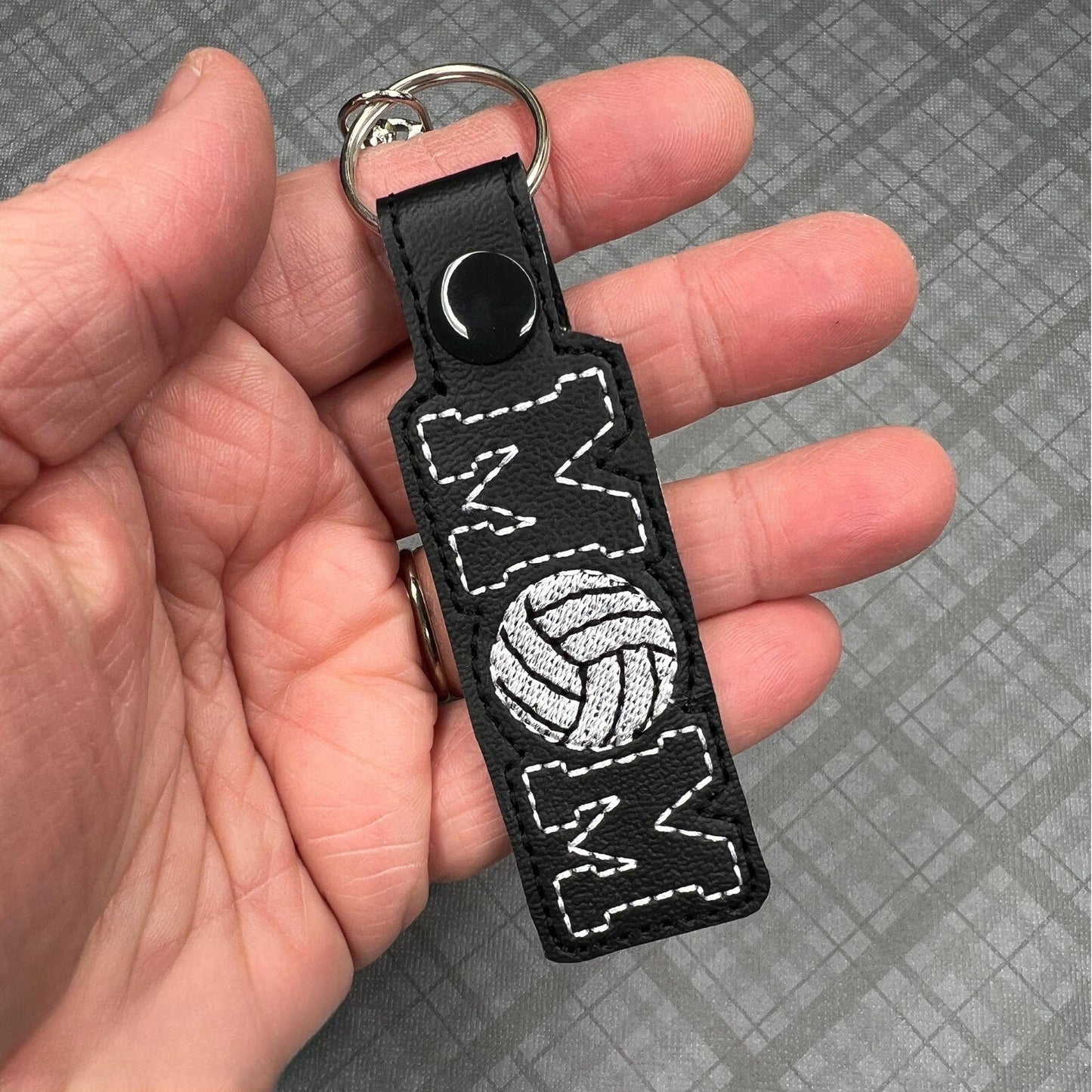 Handgemachter Volleyball-Mama-Schlüsselanhänger mit Stickerei – Team Spirit Bag Charm, Perfektes Geschenk für Volleyball-Mütter