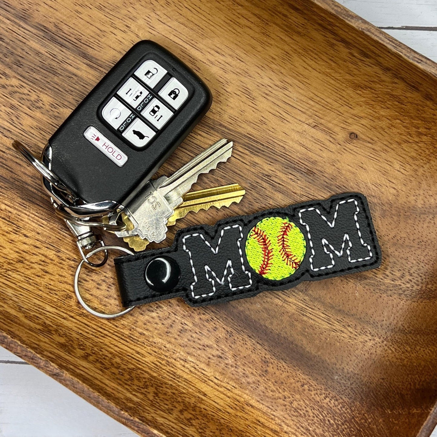 Handgemachter Softball Mom Bestickter Schlüsselanhänger - Team Spirit Bag Charm, Perfektes Geschenk für Softball Moms
