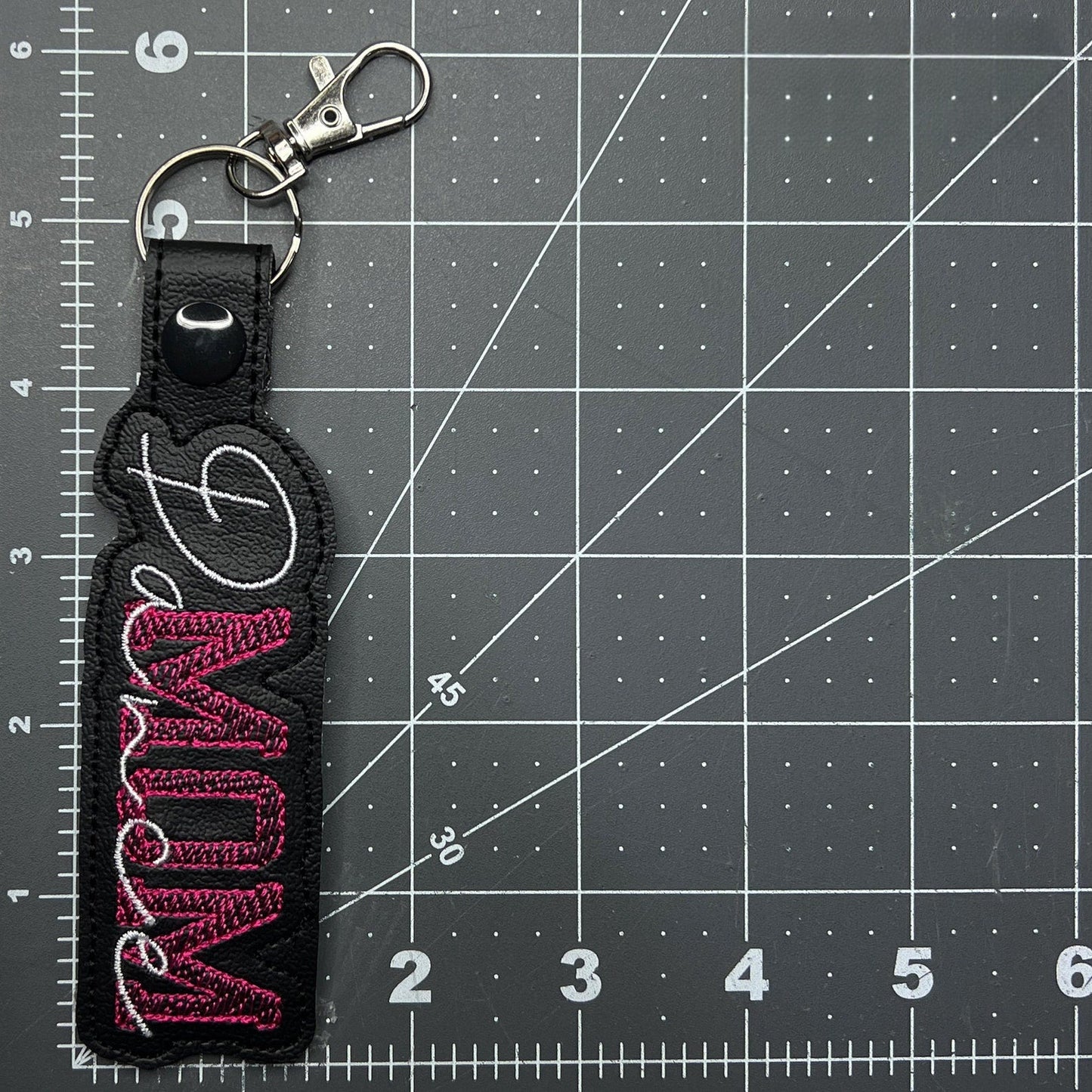 Handgemachter bestickter Schlüsselanhänger mit Tanzmama-Motiv – Personalisierter Schlüsselring oder Taschenanhänger, perfektes Geschenk für Tanzmütter