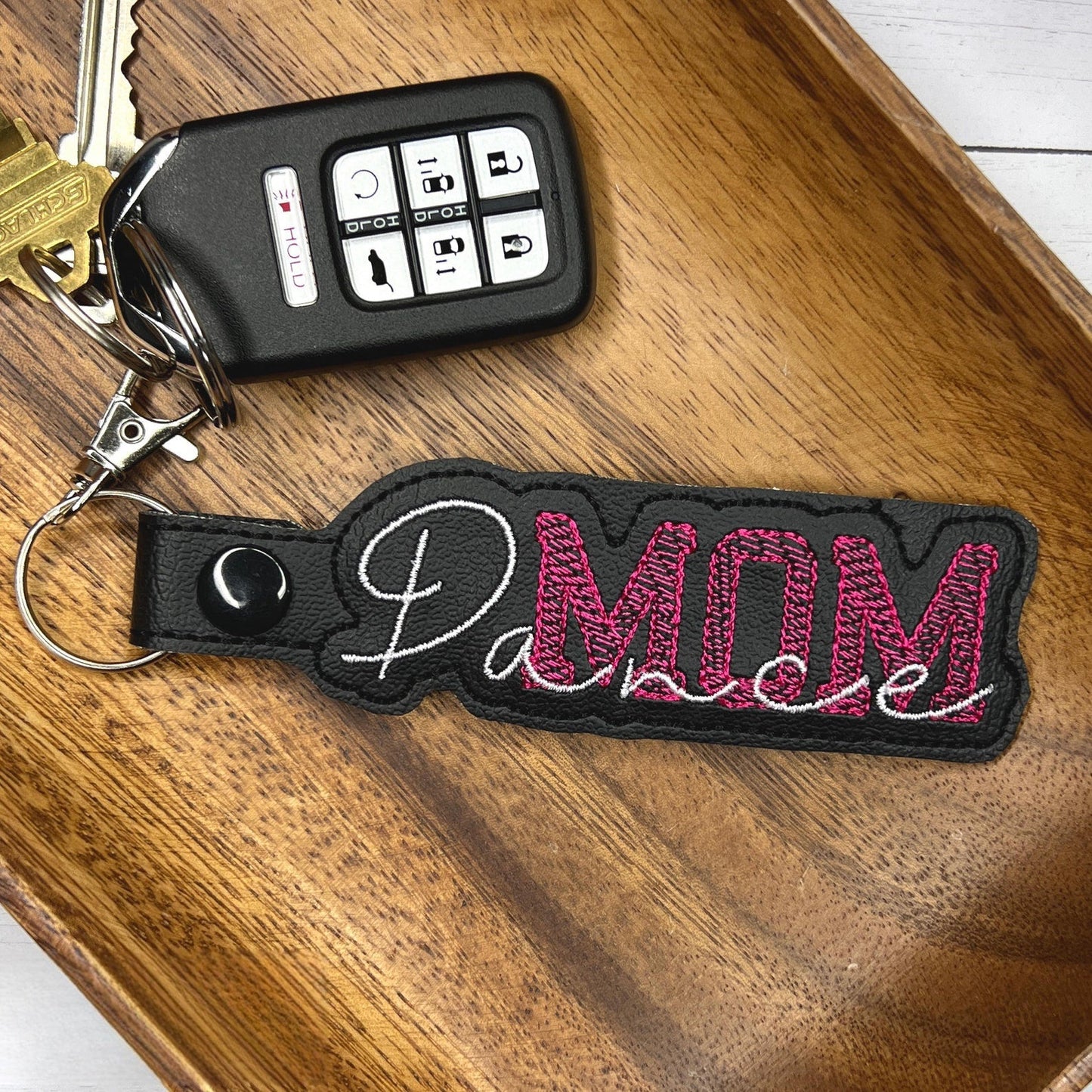 Handgemachter bestickter Schlüsselanhänger mit Tanzmama-Motiv – Personalisierter Schlüsselring oder Taschenanhänger, perfektes Geschenk für Tanzmütter