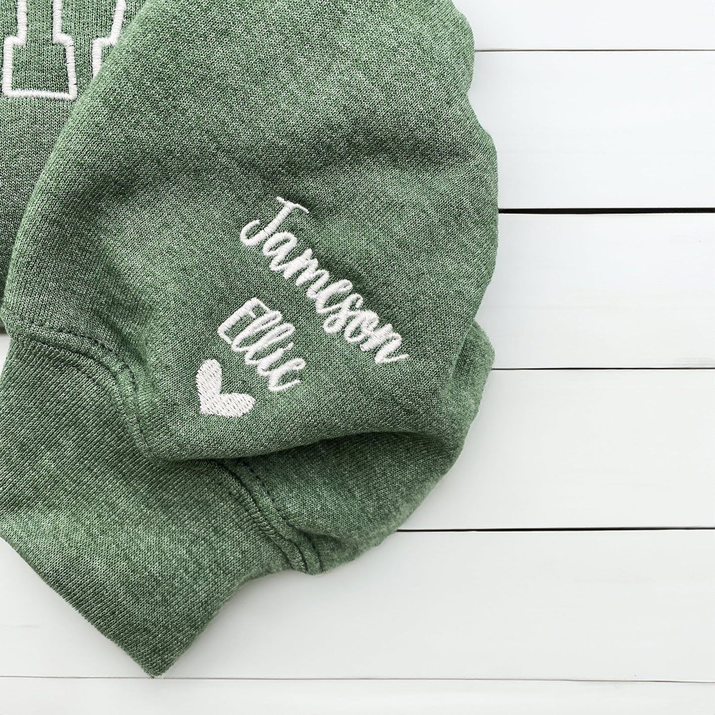 Besticktes Mama-Sweatshirt, personalisiertes Mama-Sweatshirt mit Kindernamen am Ärmel, neues Mama-Outfit, Muttertagsgeschenk für Mama