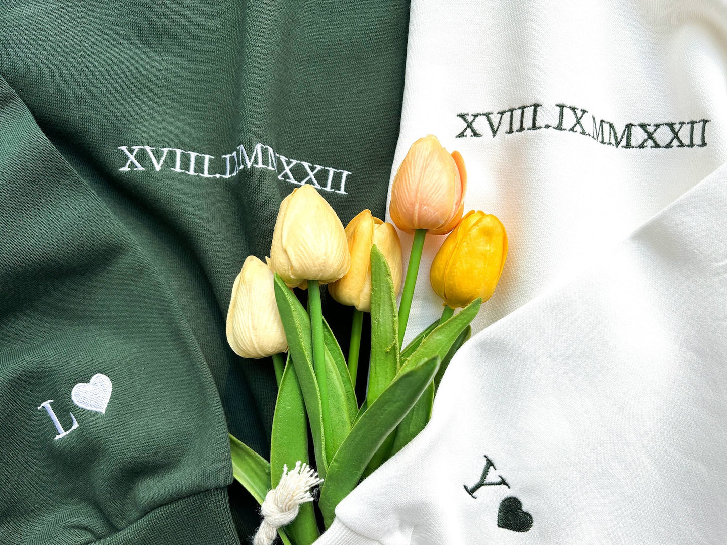 Individuell besticktes Sweatshirt mit römischen Ziffern, Kapuzenpullover mit Datum und Initiale, personalisiertes Geschenk, Jubiläumsgeschenk