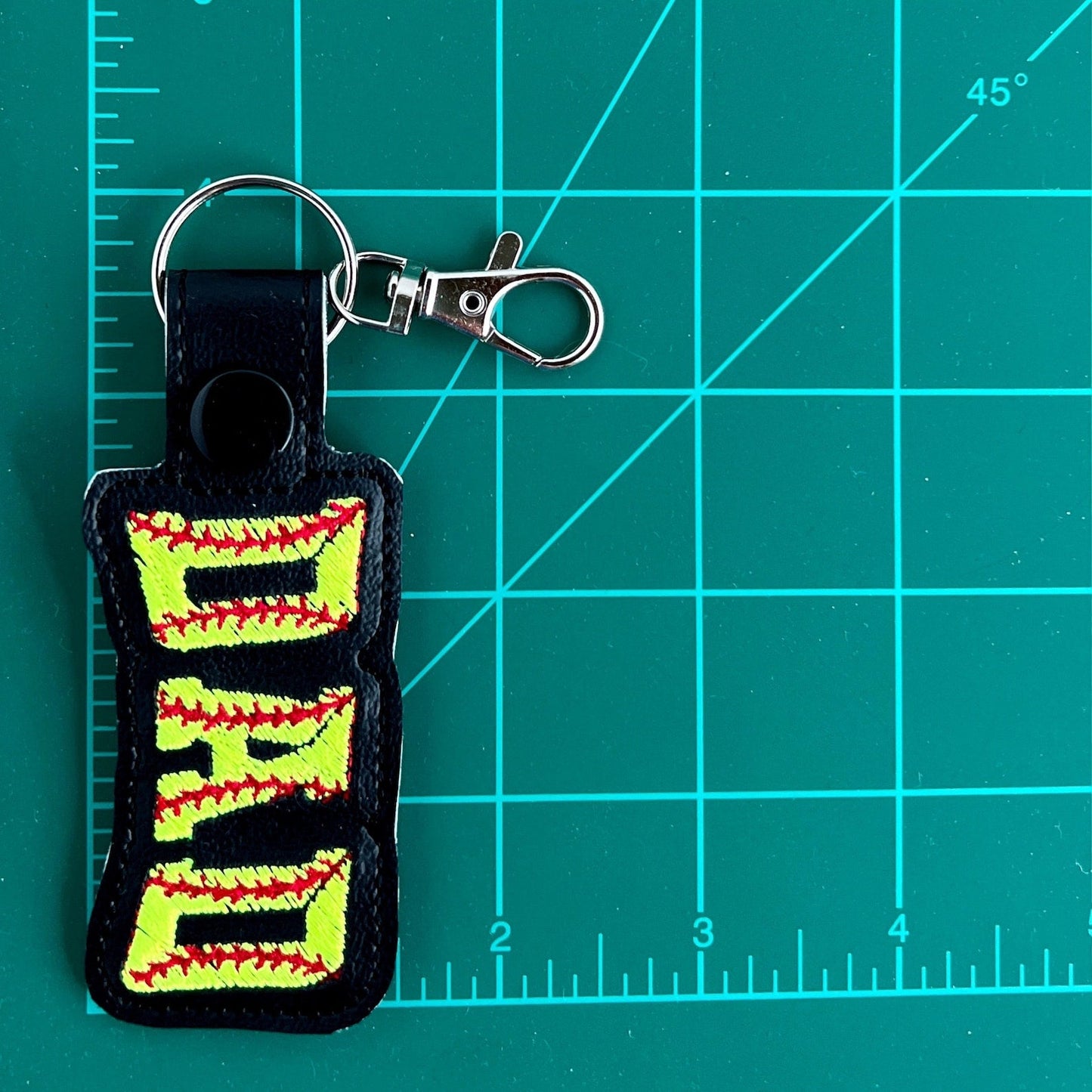 Handgemachter Softball Dad Bestickter Schlüsselanhänger - Team Spirit Bag Charm, Perfektes Geschenk für Softball Dads