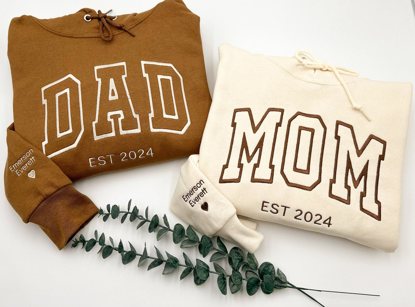 DAD MOM Besticktes Sweatshirt oder Hoodie, Name auf dem Ärmel mit Herz, Dada Mama Crewneck, Geschenk für Papa Mama, Neu-Papa Mama, Daddy Est Year