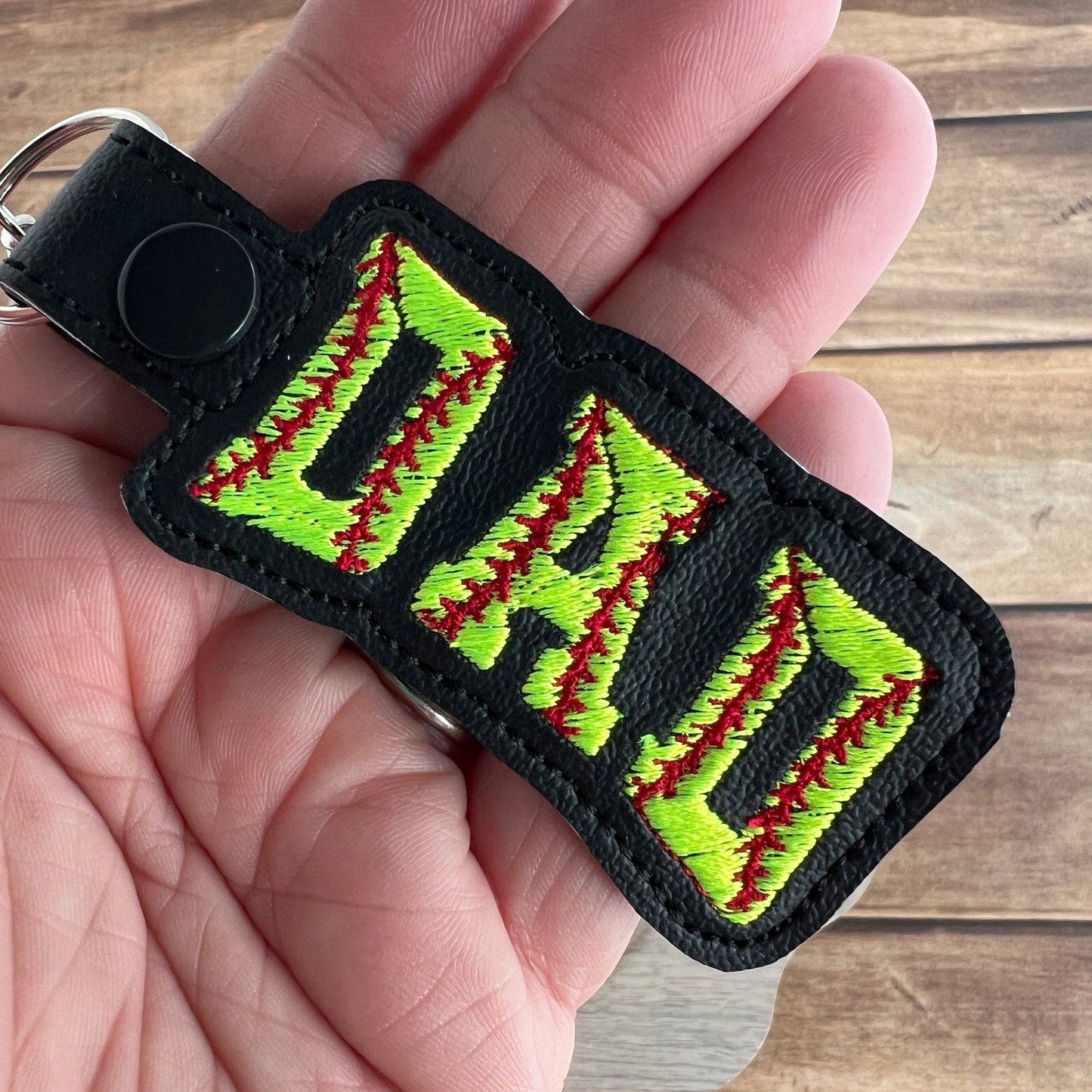 Handgemachter Softball Dad Bestickter Schlüsselanhänger - Team Spirit Bag Charm, Perfektes Geschenk für Softball Dads
