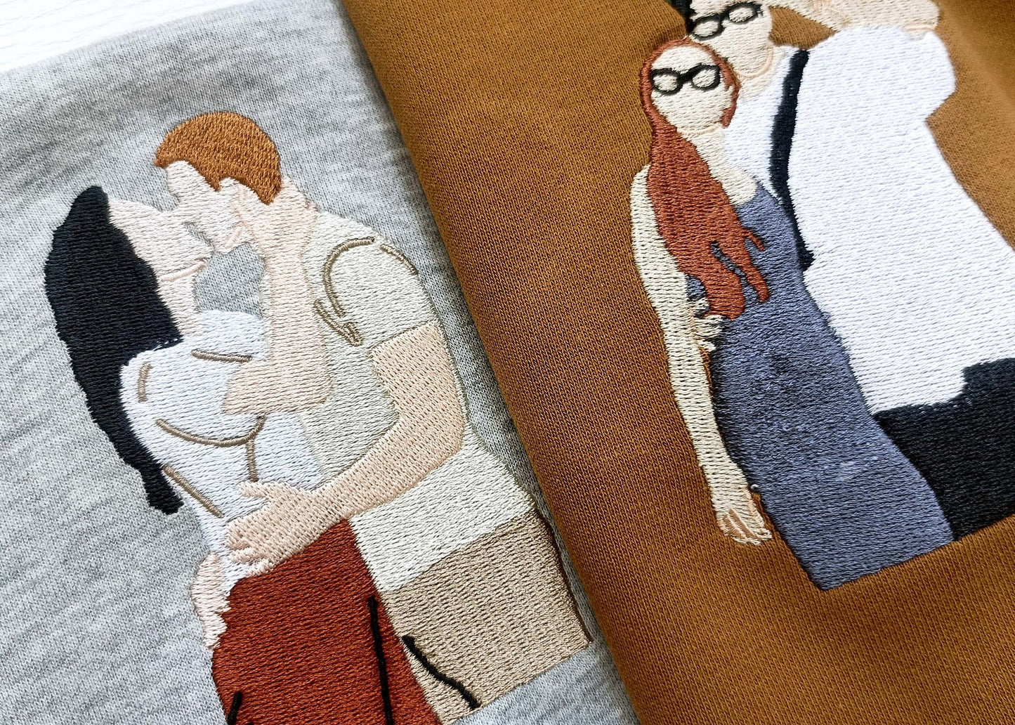 Individuell besticktes Sweatshirt, individuell bestickter Hoodie, individuelles Fotoportrait, individuell besticktes Shirt, gesichtsloses Familienporträt, Geschenk für Paare