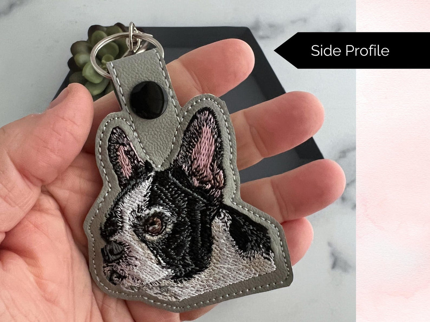 Maßgeschneiderter Bestickter Boston Terrier Schlüsselanhänger - Realistischer Schlüsselanhänger oder Taschenanhänger, Perfektes Geschenk für Hundeliebhaber