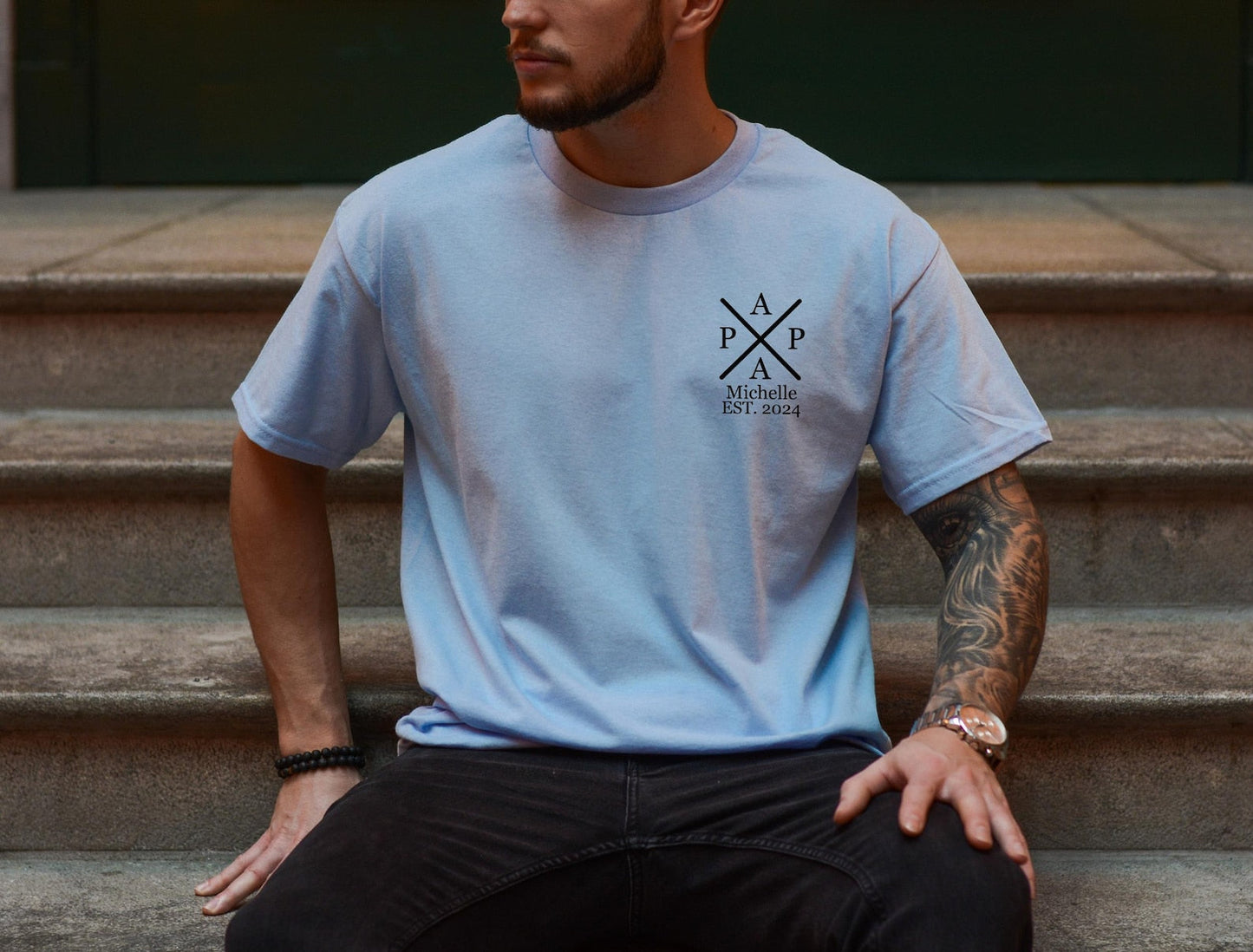 Personalisiertes Papa T-Shirt mit Namen und Geburtsjahren der Kinder - das perfekte Vatertags- und Geburtstagsgeschenk. Geschenkidee für Papa.