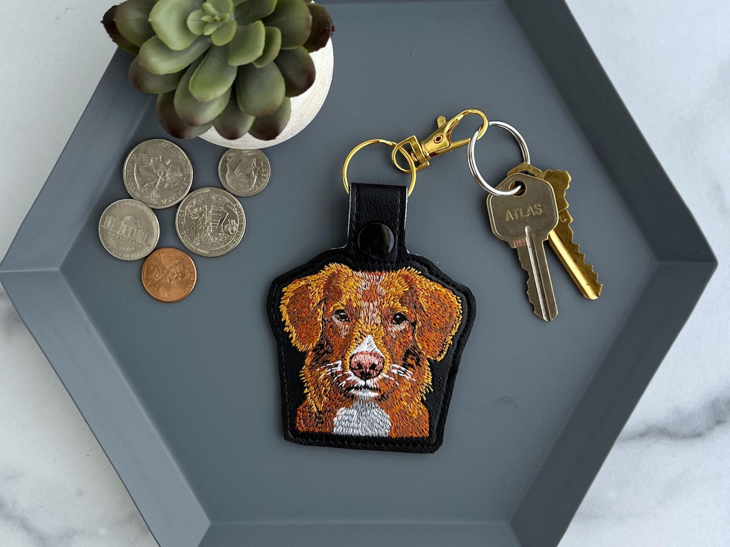 Schlüsselanhänger Mit Individueller Bestickung Eines Nova Scotia Duck Tolling Retrievers – Realistischer Schlüsselanhänger Aus Kunstleder, Das Perfekte Geschenk Für Hundeliebhaber