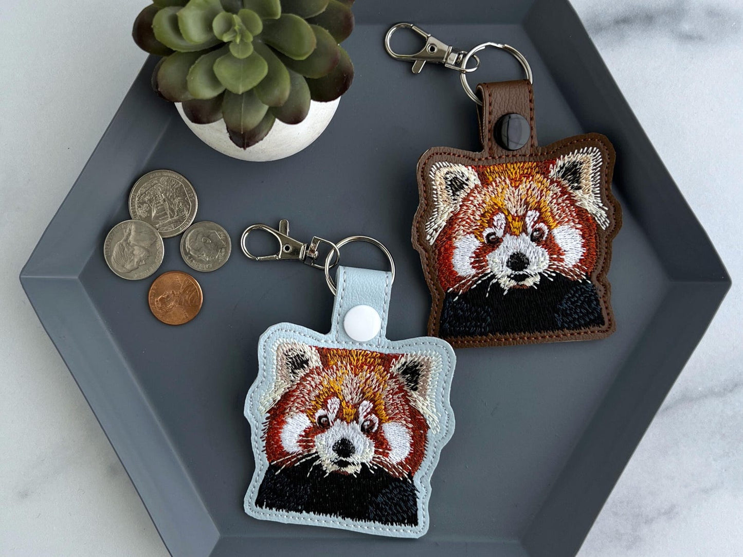 Entzückender Schlüsselanhänger mit roter Panda-Stickerei – süßer Schlüsselanhänger oder Taschenanhänger, perfektes Geschenk für Panda-Fans