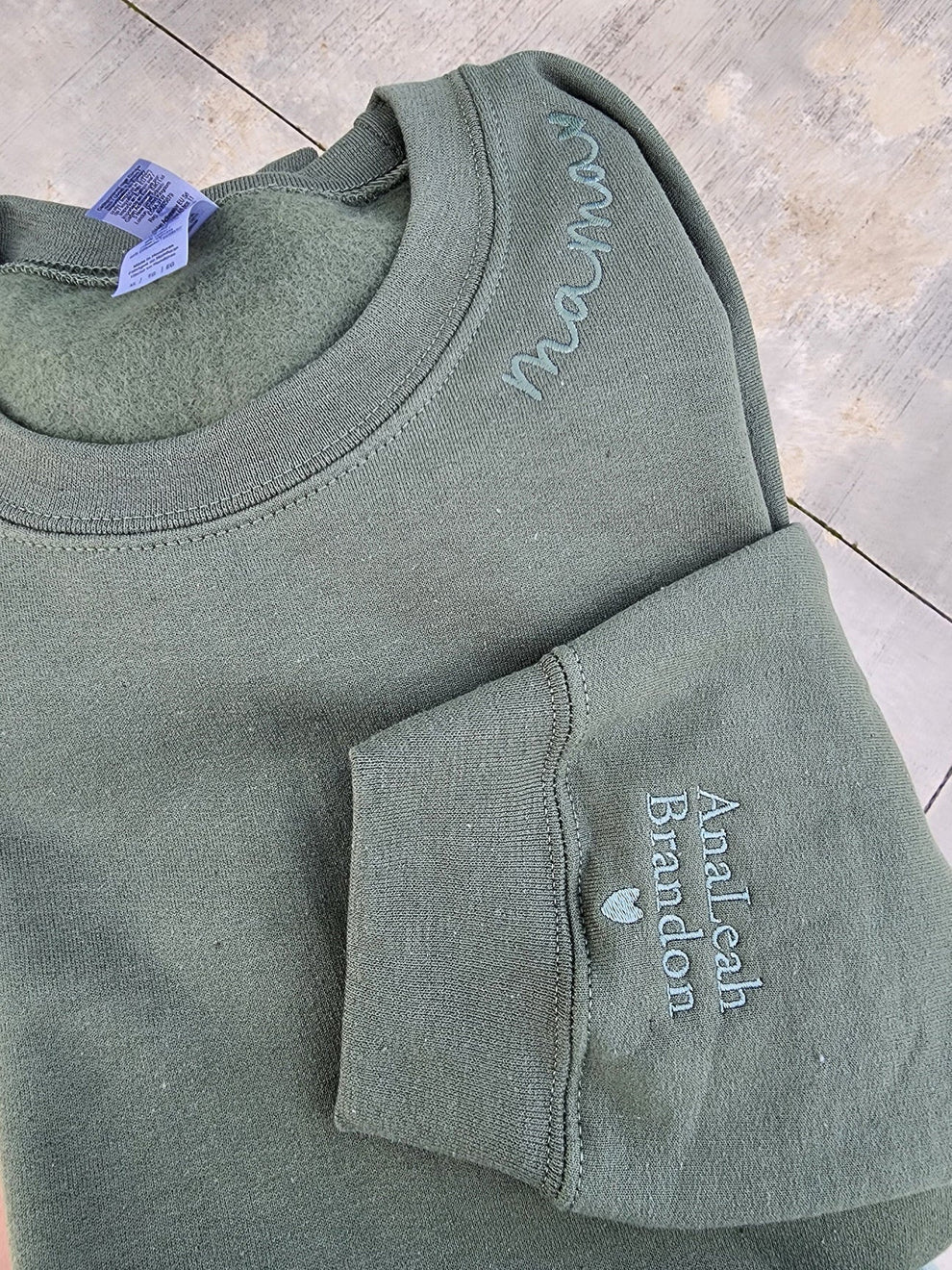 Mama Besticktes Sweatshirt, Personalisiertes Mama-Shirt mit Kindernamen, Schwangerschafts-Enthüllung für neue Mama, Muttertagsgeschenk, Kindernamen