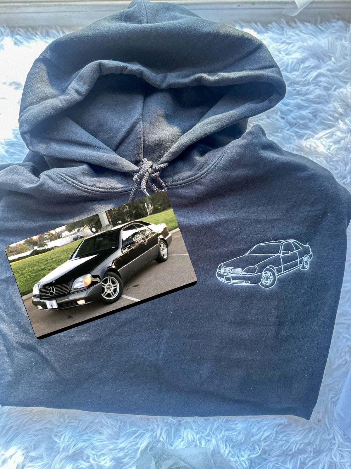 Individuelle Stickerei mit Autoporträt auf T-Shirt, passender Kapuzenpullover mit individuellem Autoporträt
