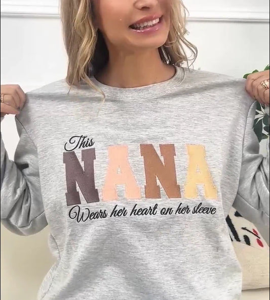 Personalisiertes Mom Wears Her Heart On Her Sleeve Sweatshirt Muttertagsgeschenk