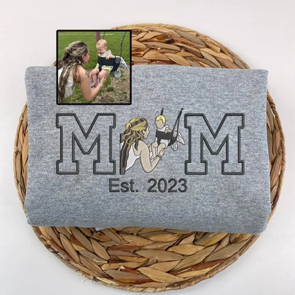 Personalisiertes Mama Sweatshirt, Foto Hoodie, Besticktes Mama- und Kinderportrait, Varsity Shirt, personalisiertes Stickshirt für Mama