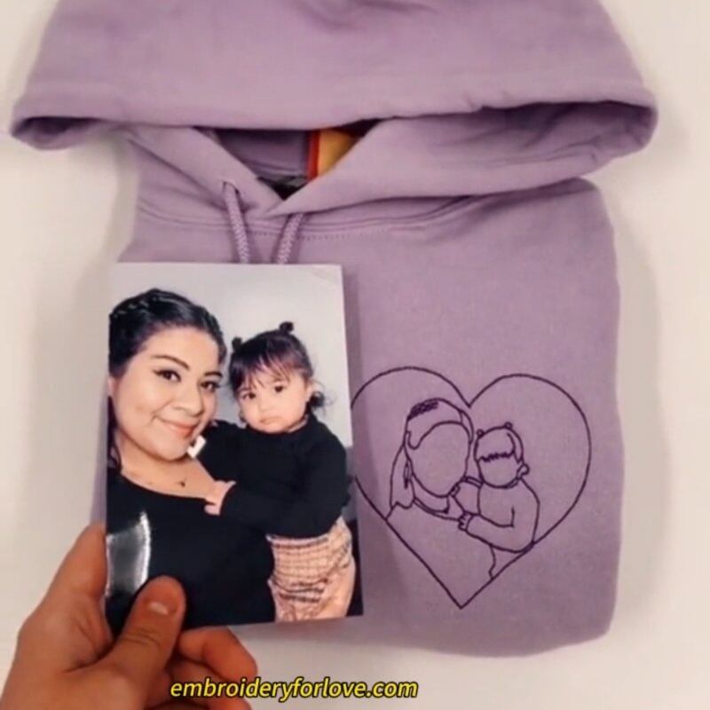Personalisiertes, besticktes Sweatshirt zum Muttertag | Foto in Stickerei verwandeln – Einzigartiges Geschenk für Mama
