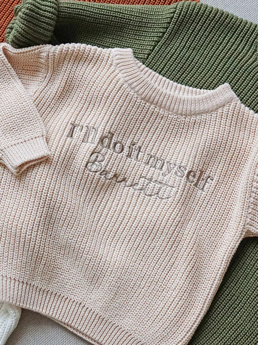 Strickpullover im Handmade-Look für Babys – Individuell bestickter Name, Unisex-Kleinkindmode