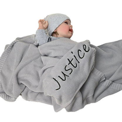 Kinderwagen-Decke & Spielteppich mit Namen - Personalisiert mit Stickerei aus weichem Strick