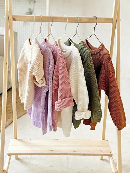 Strickpullover im Handmade-Look für Babys – Individuell bestickter Name, Unisex-Kleinkindmode