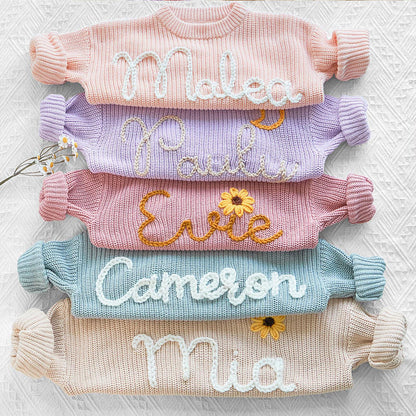 Personalisiertes Babygeschenk – Bestickter Kinderpullover mit Namen, Einzigartig & Herzerwärmend