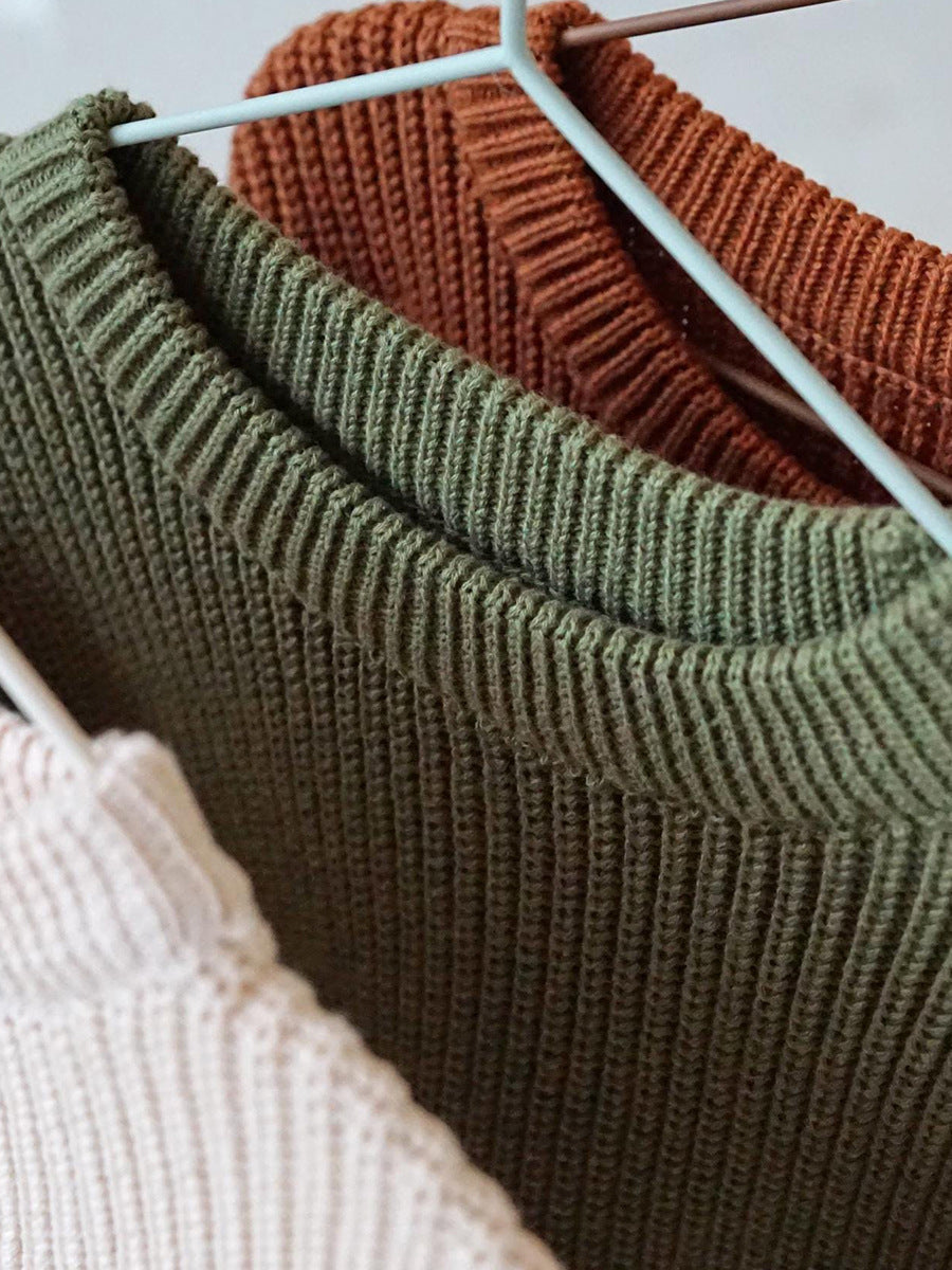 Strickpullover im Handmade-Look für Babys – Individuell bestickter Name, Unisex-Kleinkindmode