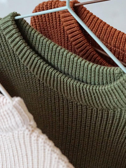 Strickpullover im Handmade-Look für Babys – Individuell bestickter Name, Unisex-Kleinkindmode