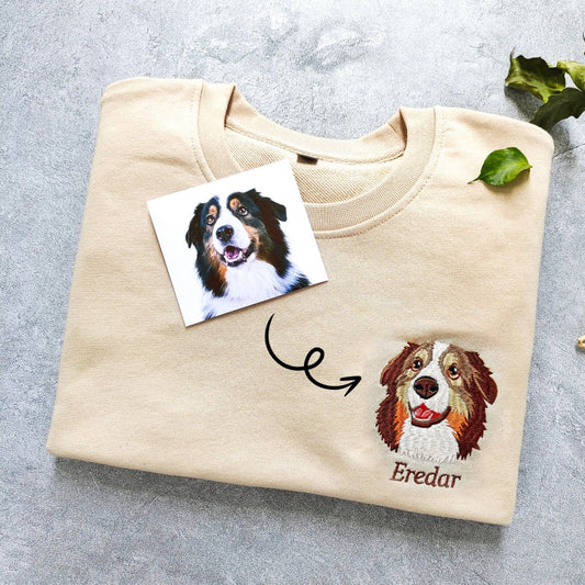 Individuell bestickter Hunde-Kapuzenpullover. Fügen Sie das Gesicht Ihres Haustiers zu einem Sweatshirt mit Namen hinzu