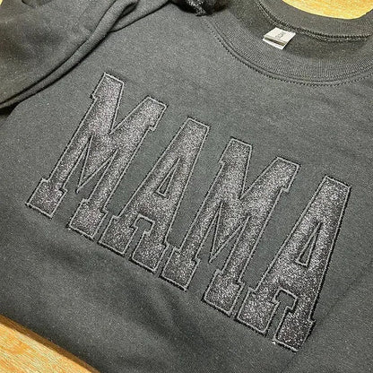Glitzerndes Mama-Sweatshirt mit gestickter Applikation und Kindernamen auf dem Ärmel