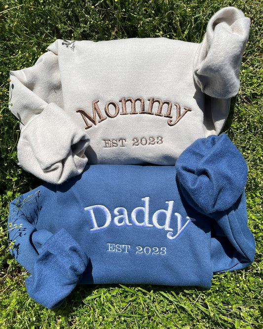 Besticktes Rundhals-Sweatshirt mit Aufschrift „Mama, Papa“, Sweatshirt für neue Mama, Schwangerschaftspullover, Geschenk für Mutter und Vater, Geschenkidee für Babyparty, neues Baby